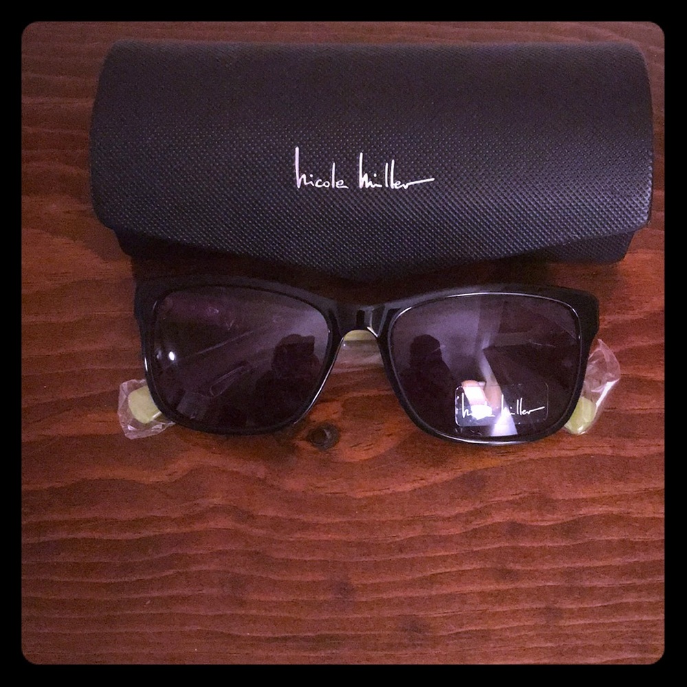 Nicole miller wayfarer sunglasses black and green